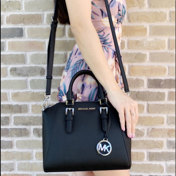 Michael Kors Handbags - 👜💕Michael Kors Medium Messenger Bag Black